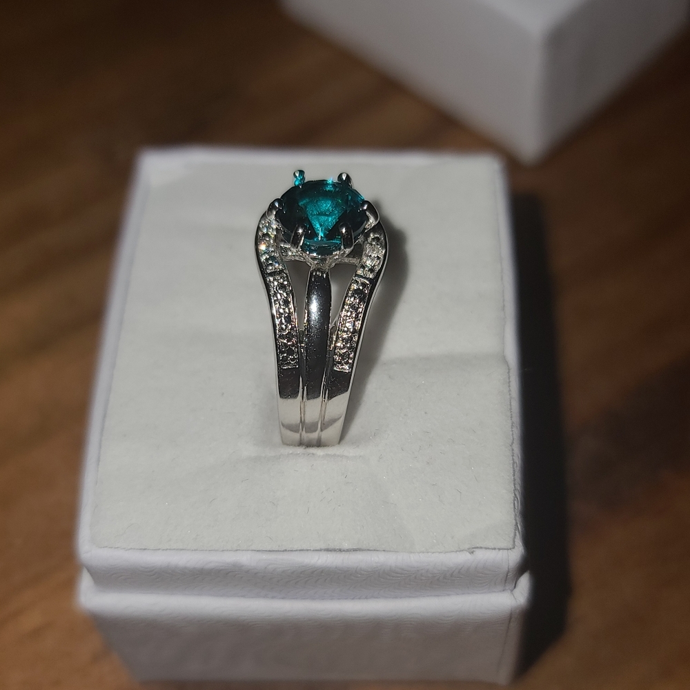 Lab created Emerald ring - Picture 2 of 2